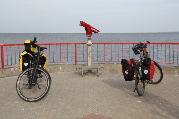 Fahrräder an Küste