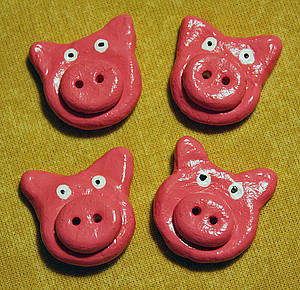 Knöpfe in Form von Schweineköpfen